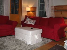olohuone, jossa kaksi punaista sohvaa